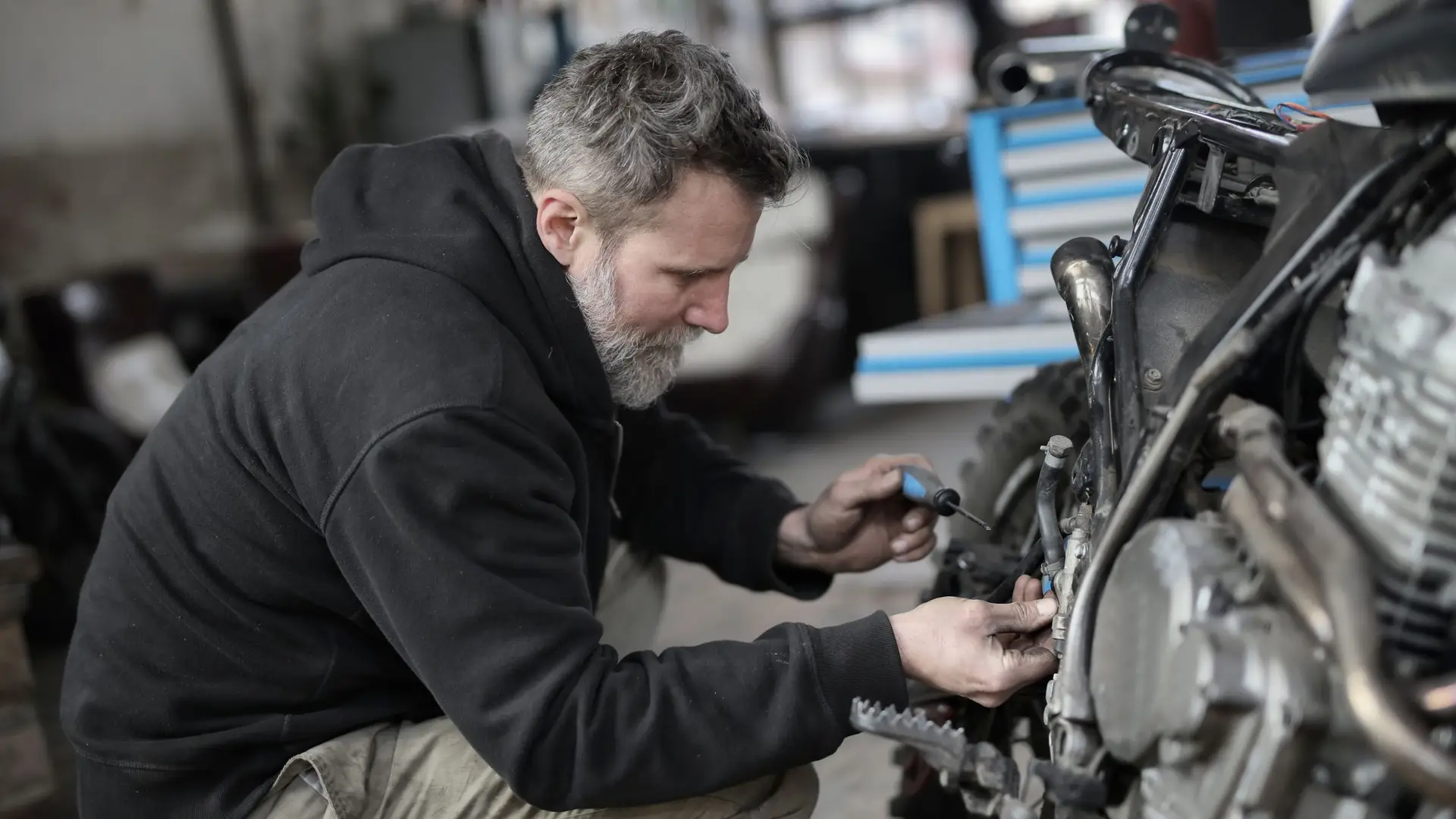 Mecánico reparando una moto en el taller